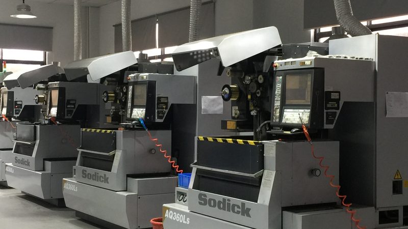 在挑选模具加工厂家时，可以从以下几个方面来判断其实力：